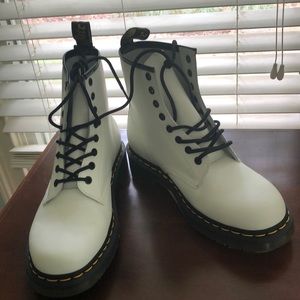 Size 8 WHITE DR MARTENS!!!